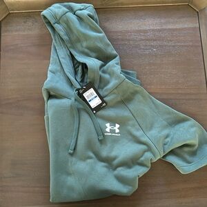 Men’s XL Under Armour short-sleeve sweatshirt. Never worn. Tags on.